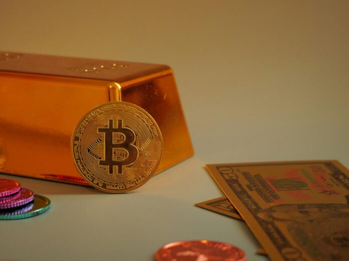 Koin Bitcoin dengan emas batangan dan uang kertas.