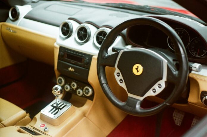 Interior mobil sport mewah dengan jok kulit.